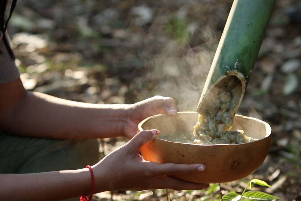 Repas traditionnel Bunong en forêt – simple, chaleureux et riche en saveurs locales